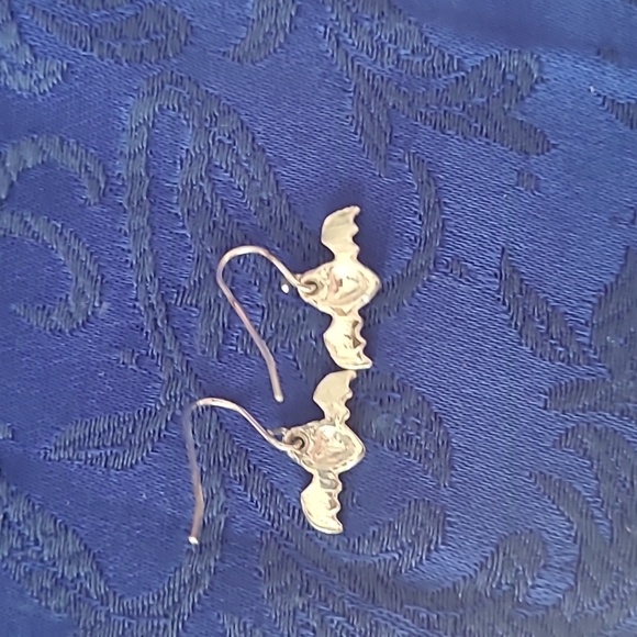 🍂3/$10 🦇 The Cutest Bitty Bat Earrings! Silvertone & Black Enamel Dangles - Picture 7 of 10